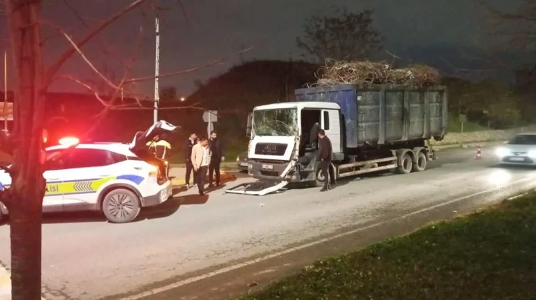 Gebze'de hurda yüklü kamyonlar çarpıştı