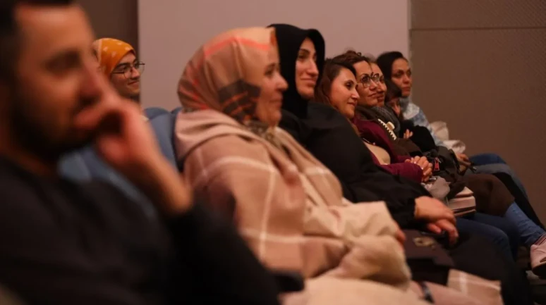 Körfezde Kırık Ayna oyunu ayakta alkışlandı