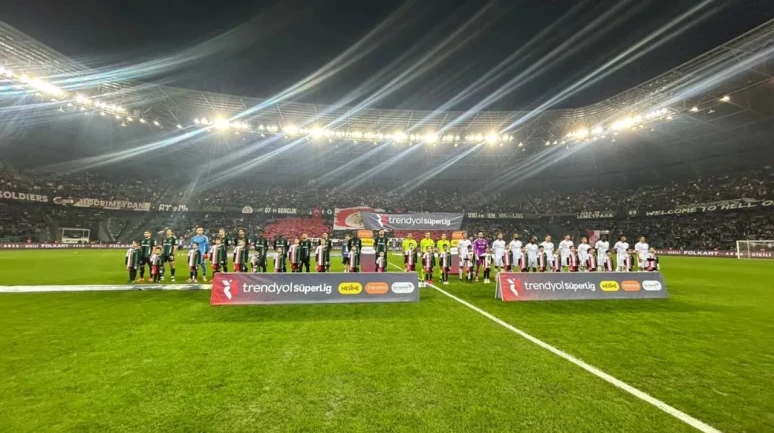 Kocaeli Stadyumu’nda kadına şiddet protestosu yapıldı