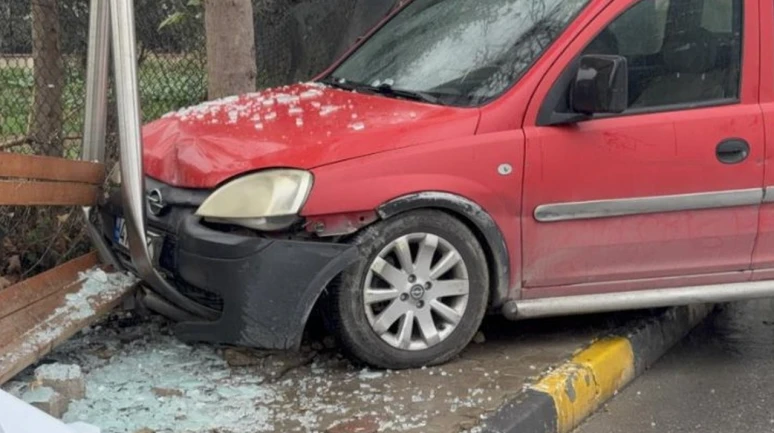 Araç otobüs durağına çarptı