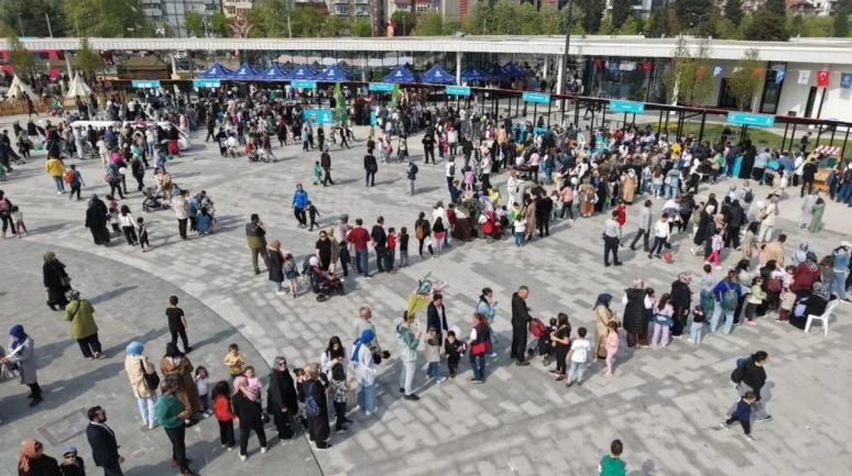 İzmit Milli İrade Meydanı'nda 23 Nisan coşkusu: Binlerce çocuk bayramı doyasıya kutluyor