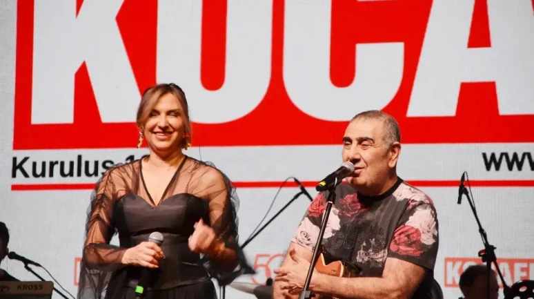 Kocaeli'de Özülkü Çifti'nden duygu dolu bir gece: Nostaljik anlarla dolu performans