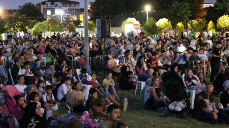 Kartepe Belediyesi açık hava sineması başladı
