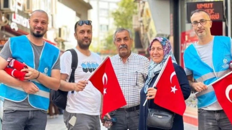 Kocaeli’de binlerce bayrak dağıtıldı