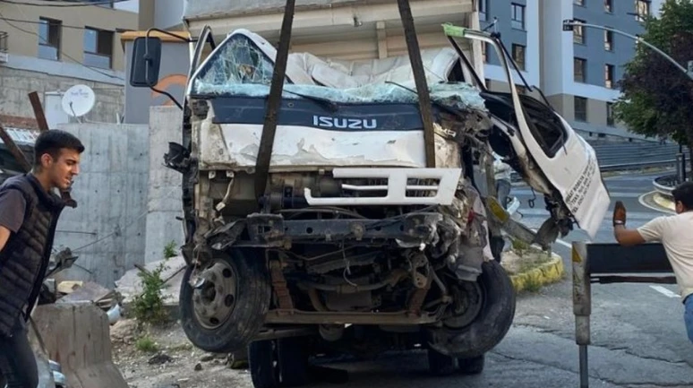 İzmit’te kamyonet bariyerlere çarptı