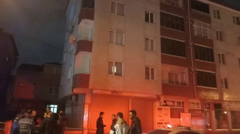 Gebze’de yol göçüğü bina tahliyesi gerektirdi