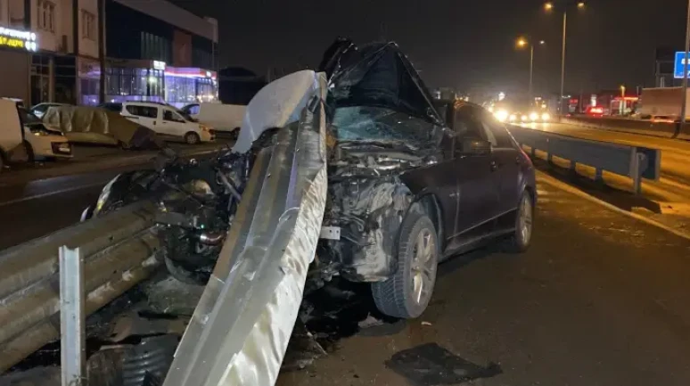 Kocaeli’de otomobil bariyere çarptı