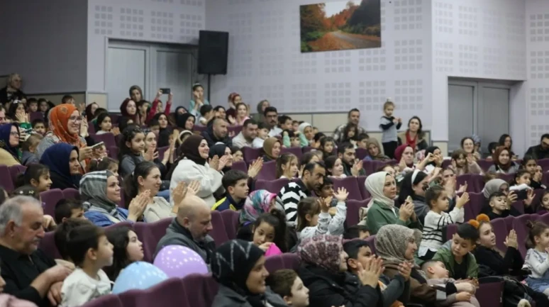 Kartepe Belediyesi çocuklara tiyatro şöleni sundu