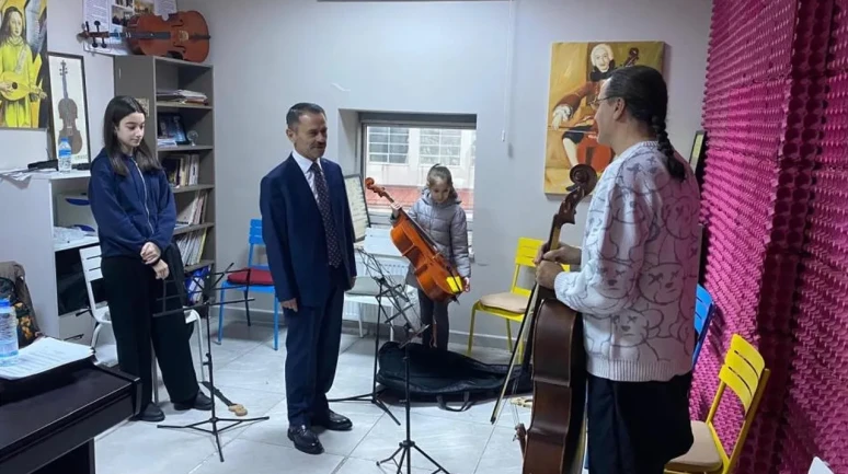 Vali Aktaş İzmit’te eğitim kurumlarını inceledi