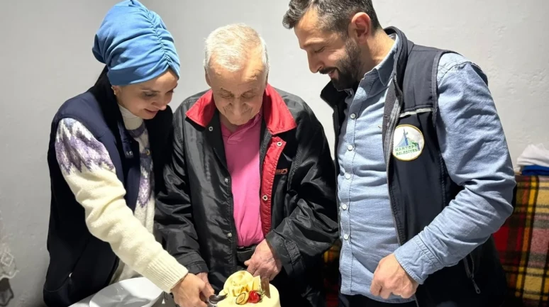 Kartepe belediyesi yaşlıları yalnız bırakmadı