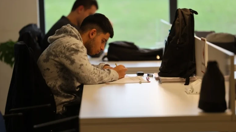 Kartepe Kütüphanesi gençlerle dolup taştı