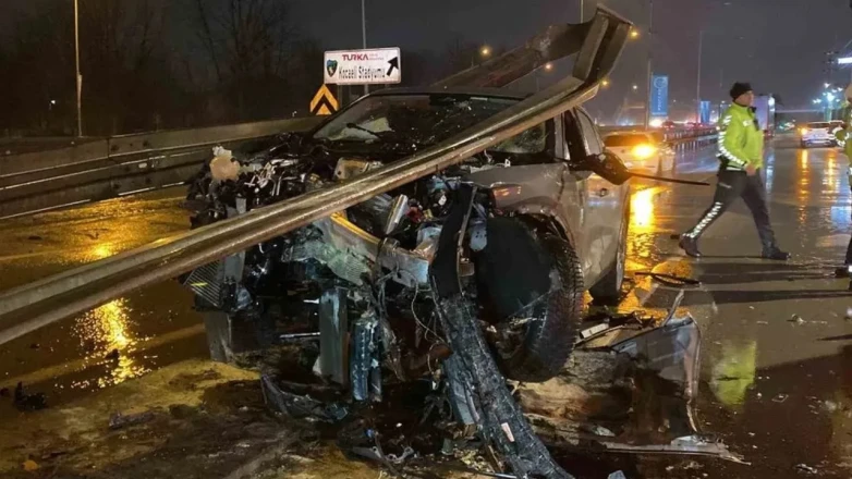 Kocaeli’de ters yöne giren araç bariyerlere çarptı